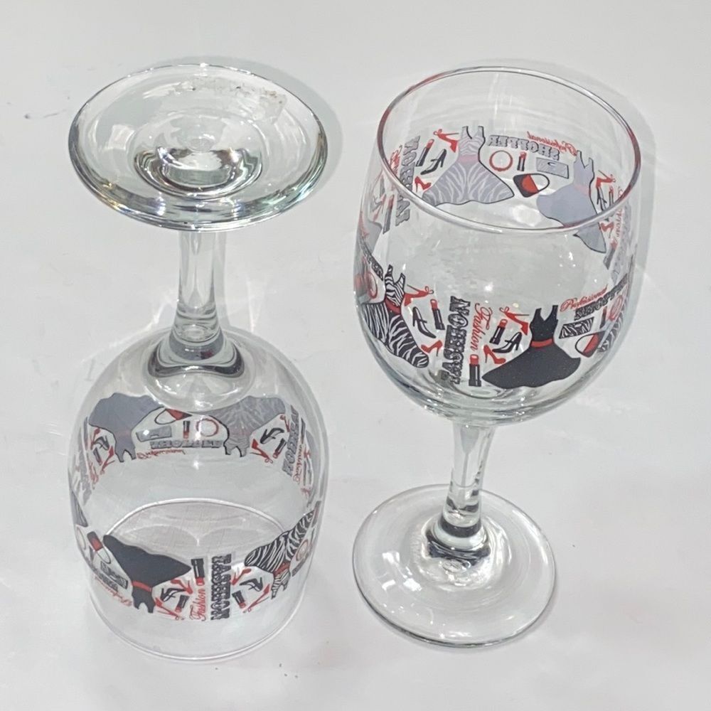 Style Vintage Set 2 Wine Glasses Princess Designed Dress Fashion